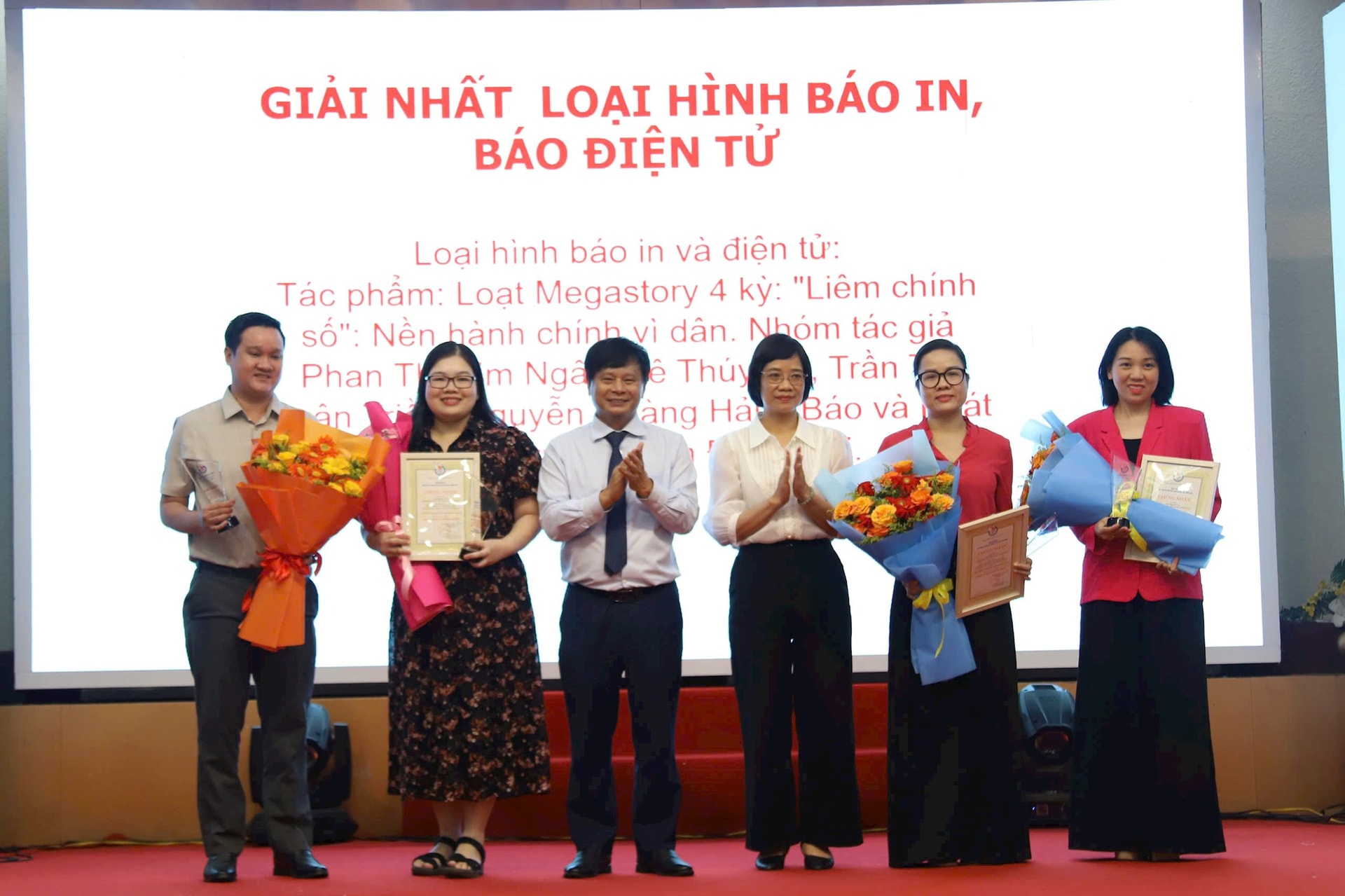 trao-giai-nhat-bao-dien-tu.jpg