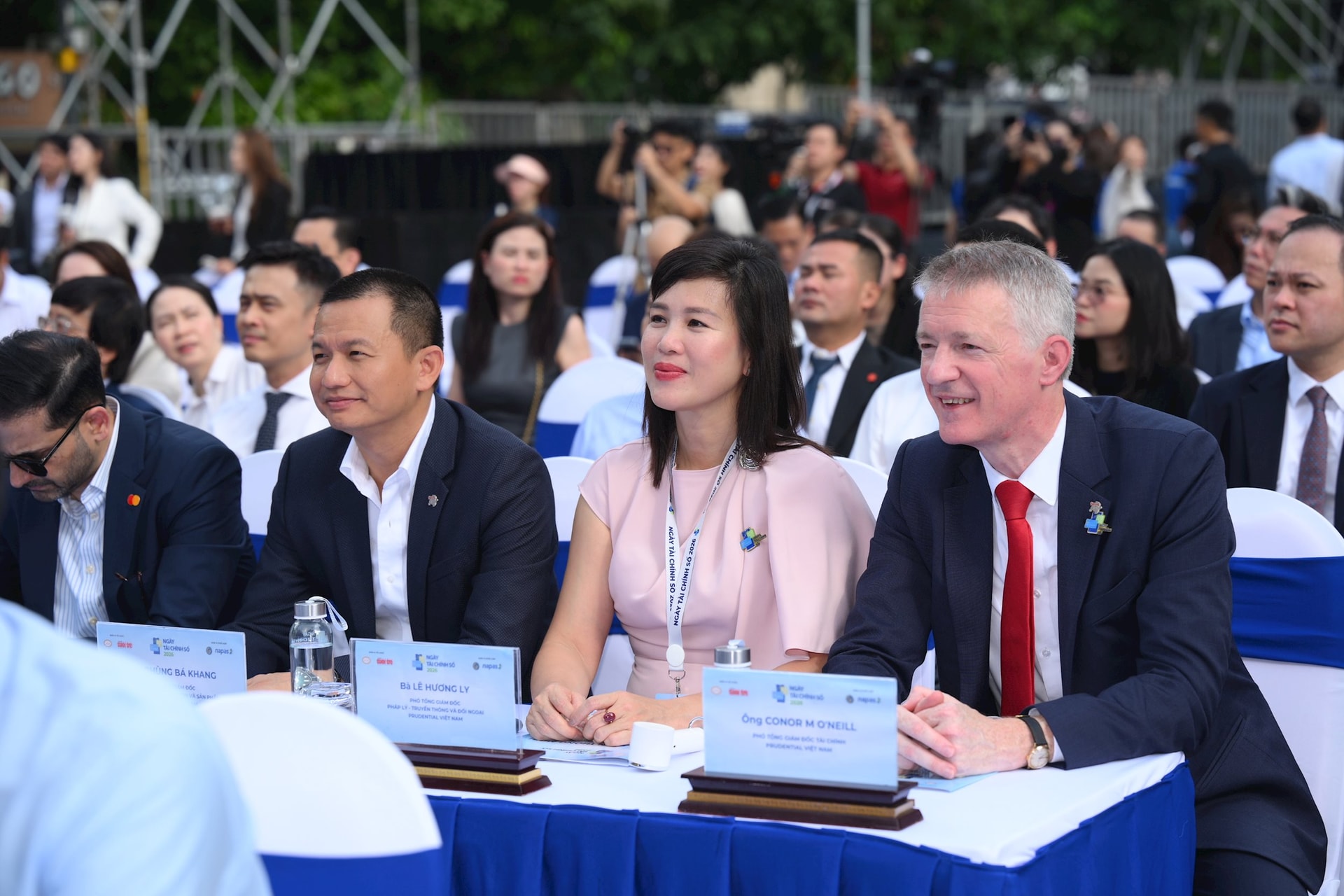 doc-tai-chinh-ba-le-huong-ly-pho-tong-giam-doc-phap-ly-truyen-thong-doi-ngoai-cung-ong-phung-ba-khang-pho-tong-giam-doc-kha.jpg