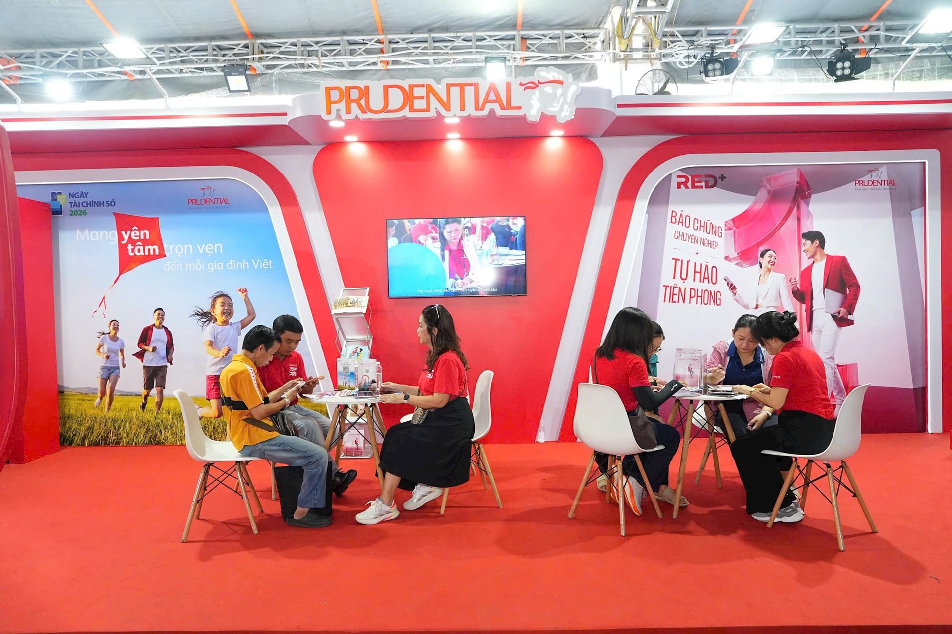 hoat-dong-trai-nghiem-cua-prudential-se-tiep-tuc-dien-ra-den-het-ngay-07_06_2026-tai-pho-di-bo-nguyen-hue.jpg