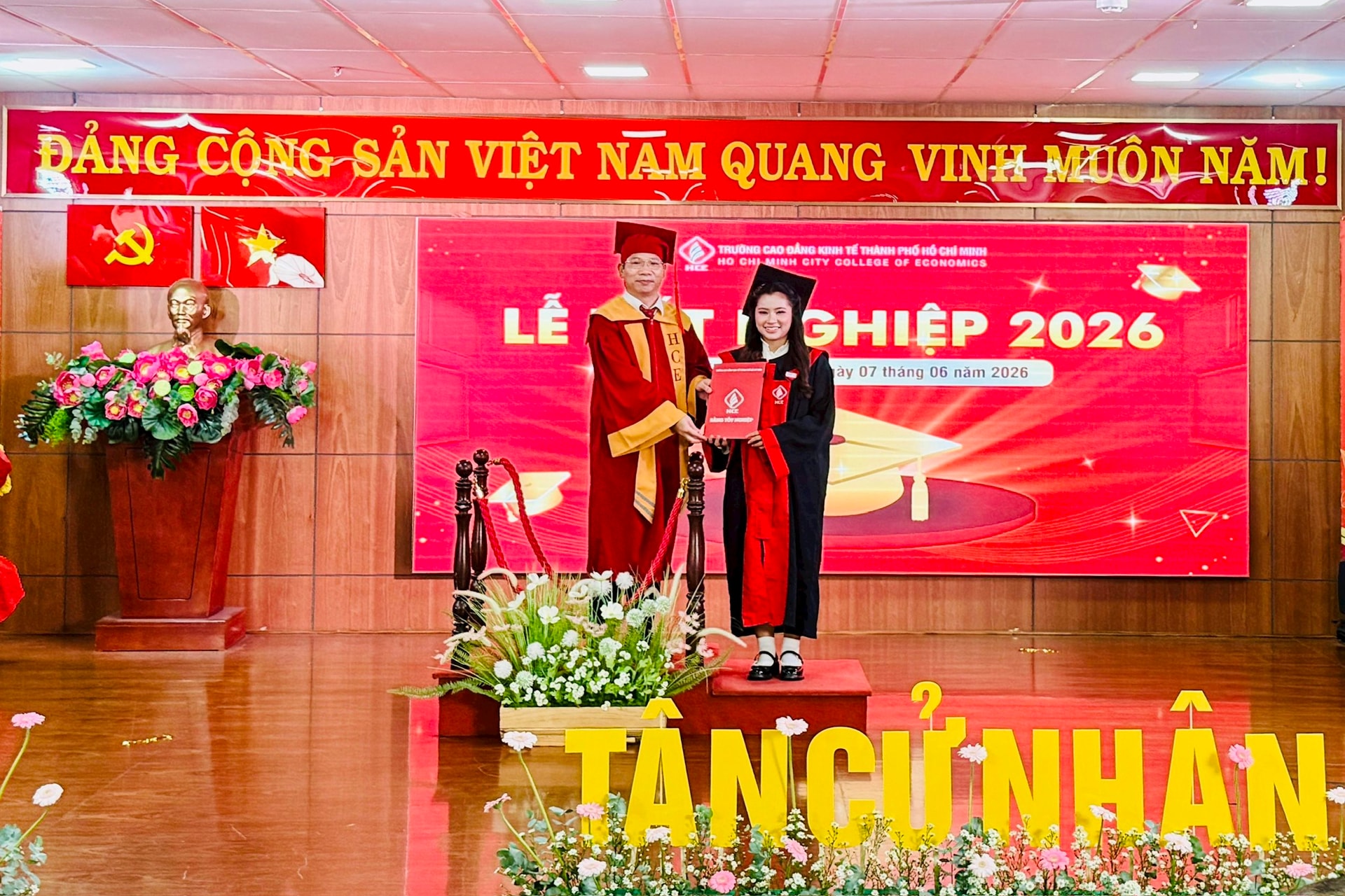 ths-tran-van-tu-hieu-truong-trao-bang.jpg