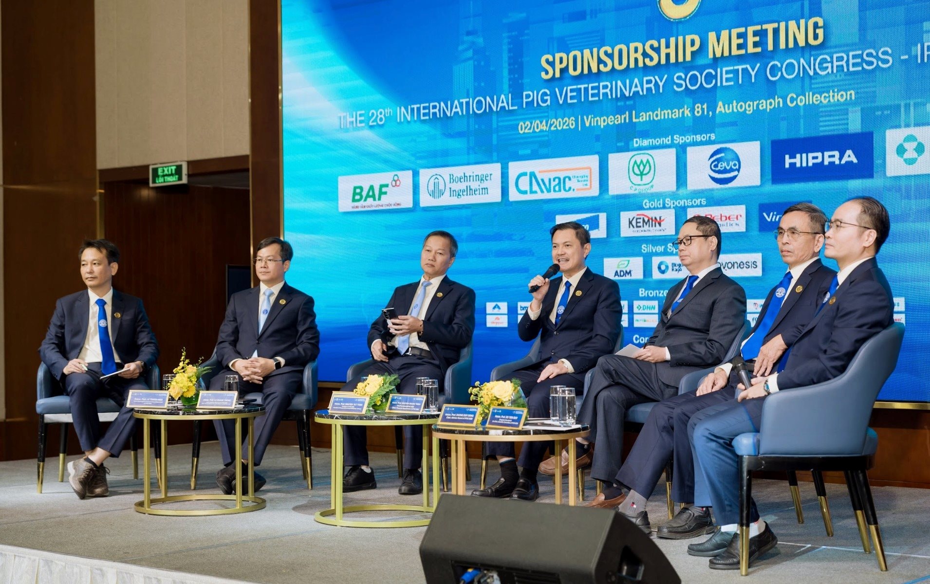pgs.ts-nguyen-tat-toan-truong-ban-to-chuc-hoi-nghi-ipvs-2026-hieu-truong-truong-dai-hoc-nong-lam-tp.hcm-cam-mic-thong-tin-ve-hoi-nghi-ngay-2-4.jpg