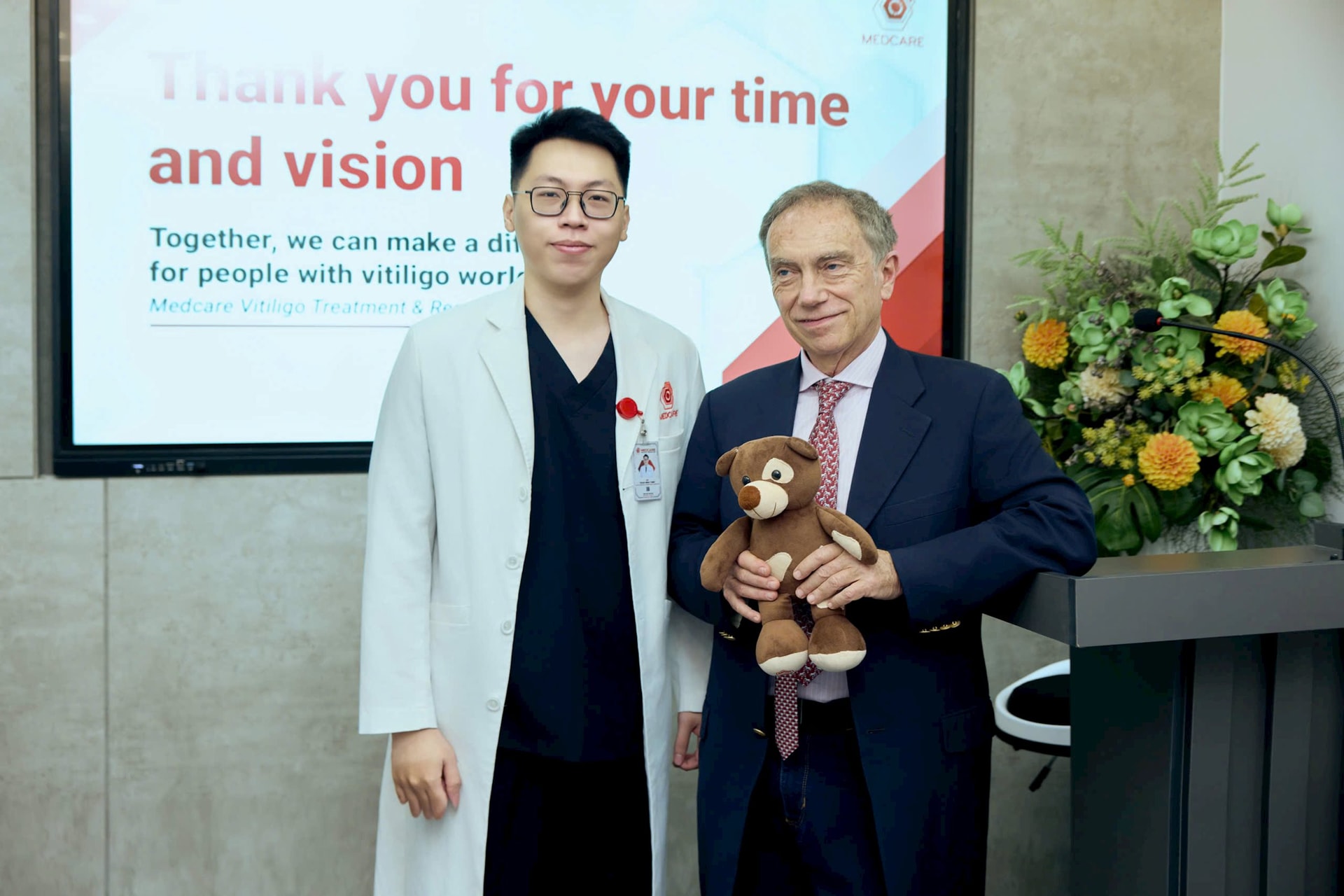 gs-giovanni-leone-y-den-tham-va-trao-doi-chuyen-mon-voi-trung-tam-nghien-cuu-va-dieu-tri-bach-bien-medcare-mo-ra-cac-co-hoi-hop-tac-trong-nghien-cuu-va-cham-soc-nguoi-benh-bach-bien.jpg