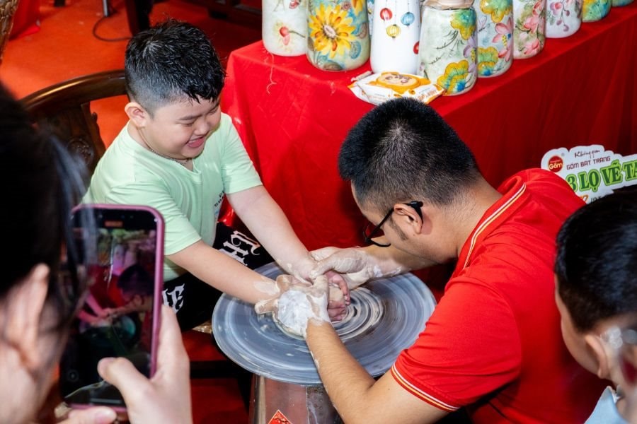 hoat-dong-giao-luu-lam-gom-thu-cong.jpg