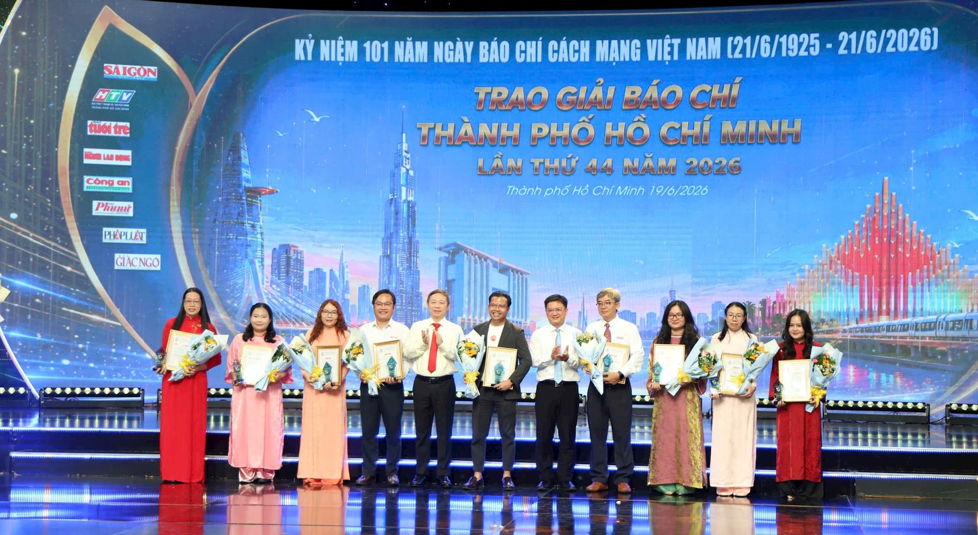 giai-cong-trinh-tap-the.jpg