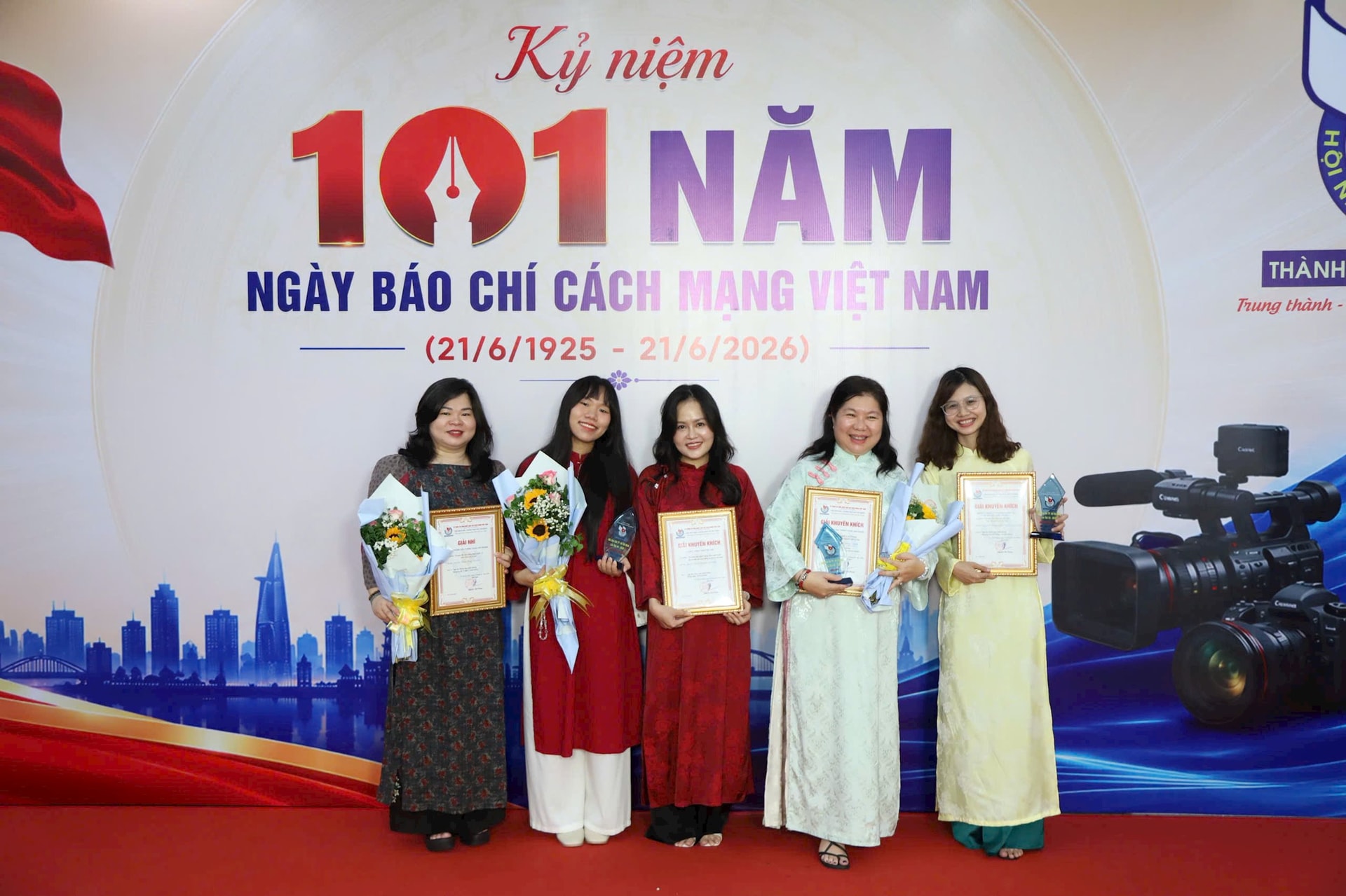 dai-dien-nhom-tac-gia.jpg