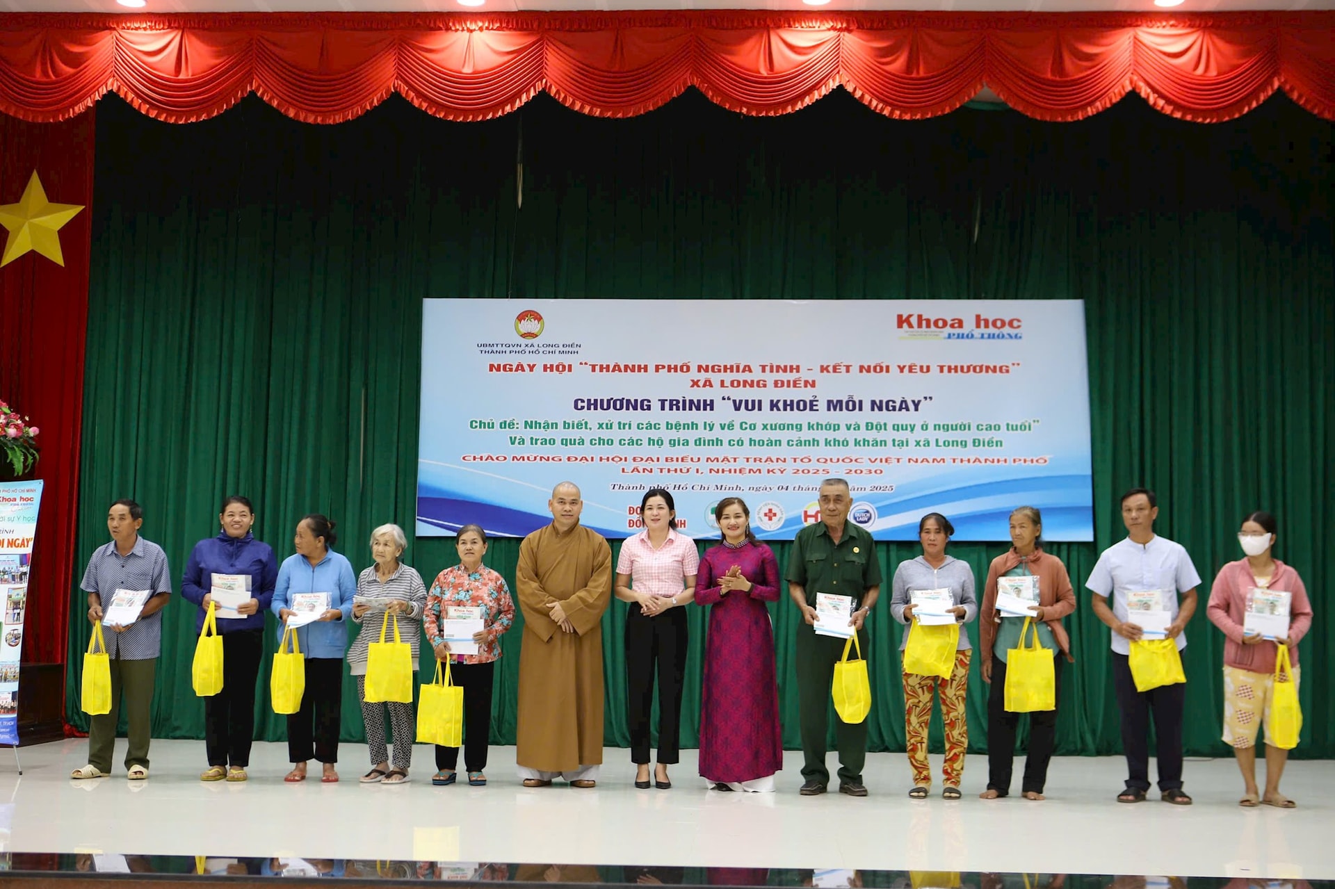 hinh-2-nha-bao-bui-huong-pho-tong-bien-tap-phu-trach-dieu-hanh-tap-chi-khoa-hoc-pho-thong.jpg