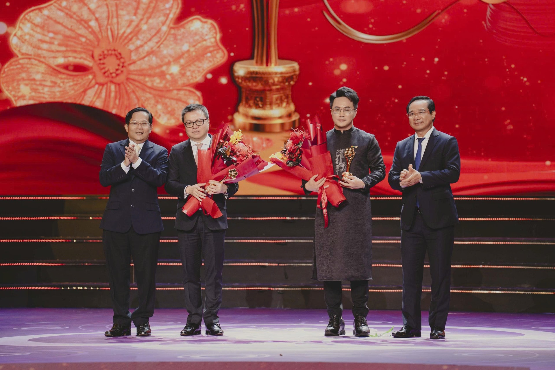 hinh-4-nam-2026-nha-bao-tan-tai-cung-ekip-da-vinh-du-nhan-giai-mai-vang-.jpg