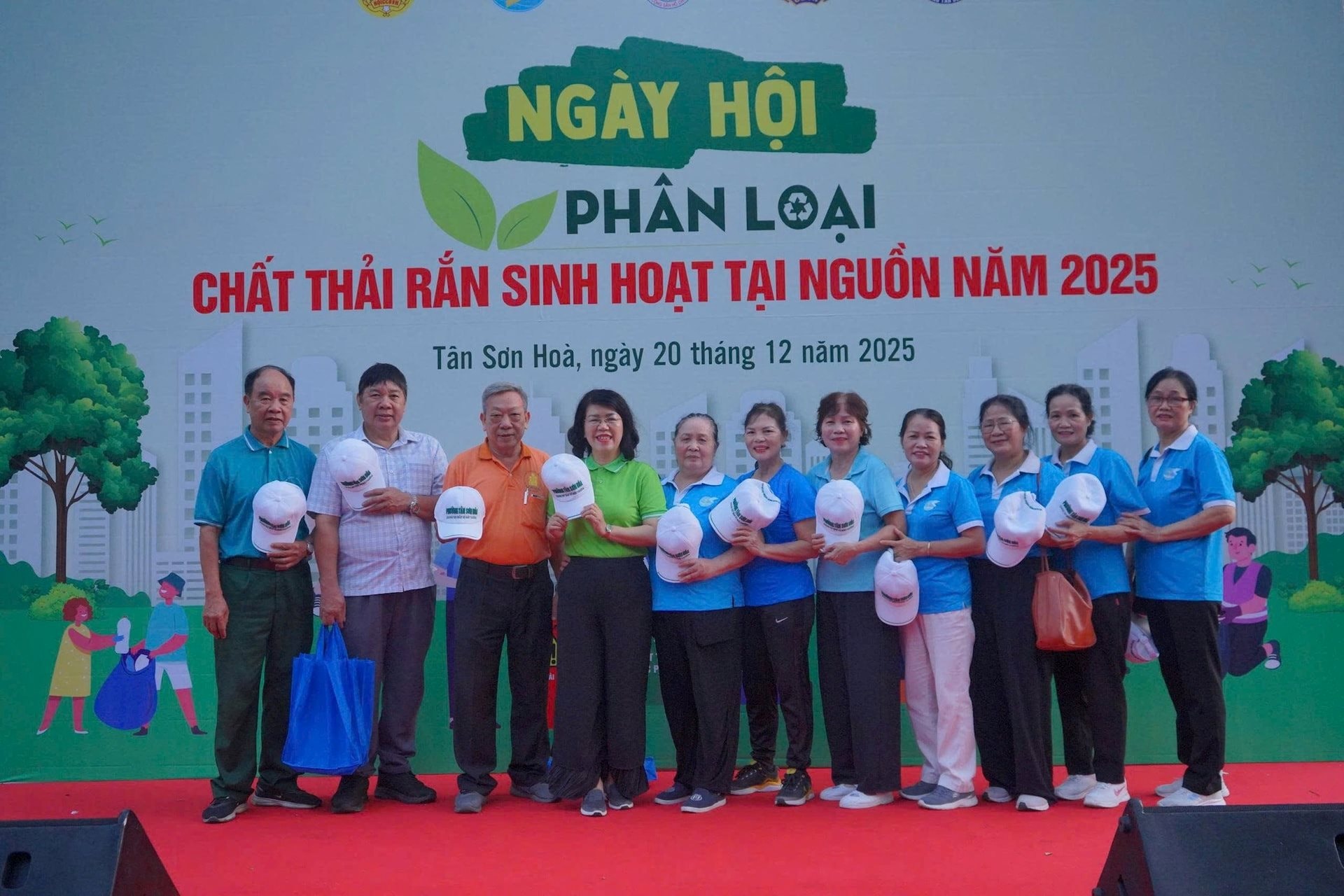 hinh-1-ngay-hoi-phan-loai-chat-thai-ran-sinh-hoat-tai-nguon-duoc-cac-phuong-tai-tp.hcm-phat-dong.jpeg
