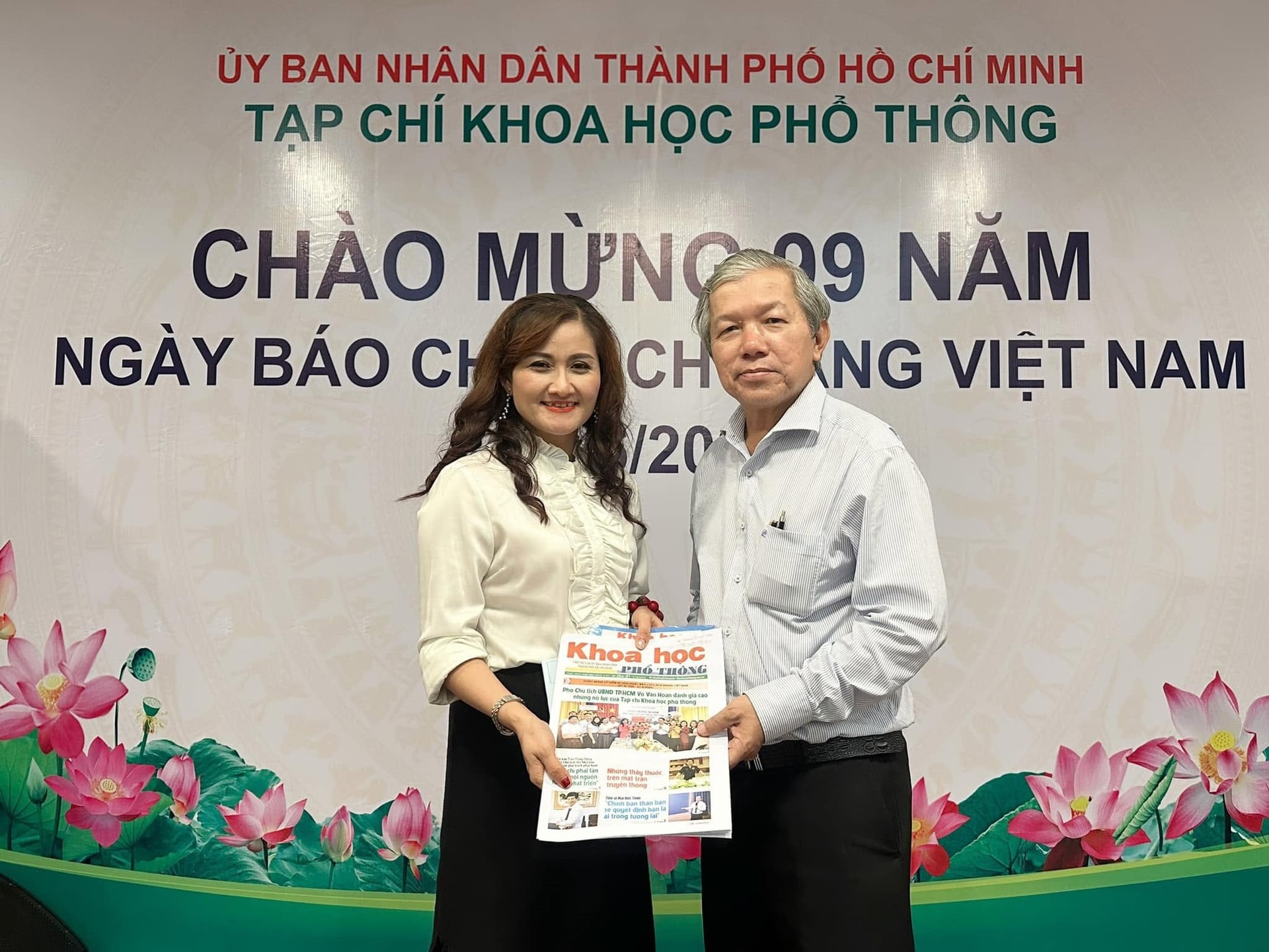 b.ckii-huynh-tan-vu-va-nha-bao-bui-huong-pho-tong-bien-tap-phu-trach-dieu-hanh-tap-chi-khoa-hoc-pho-thong.jpg