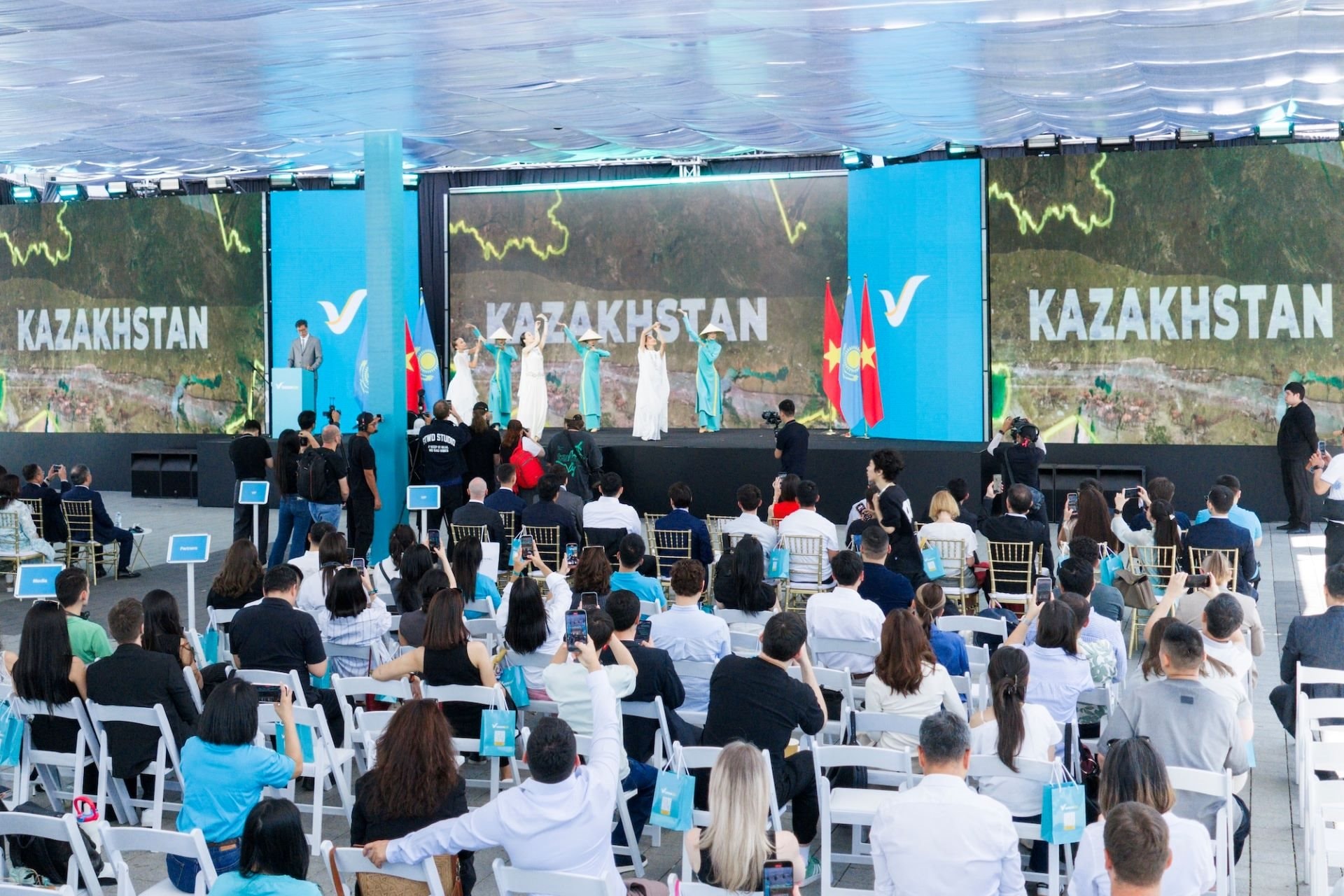gsm-khai-truong-kazakhstan-vie-6.jpg