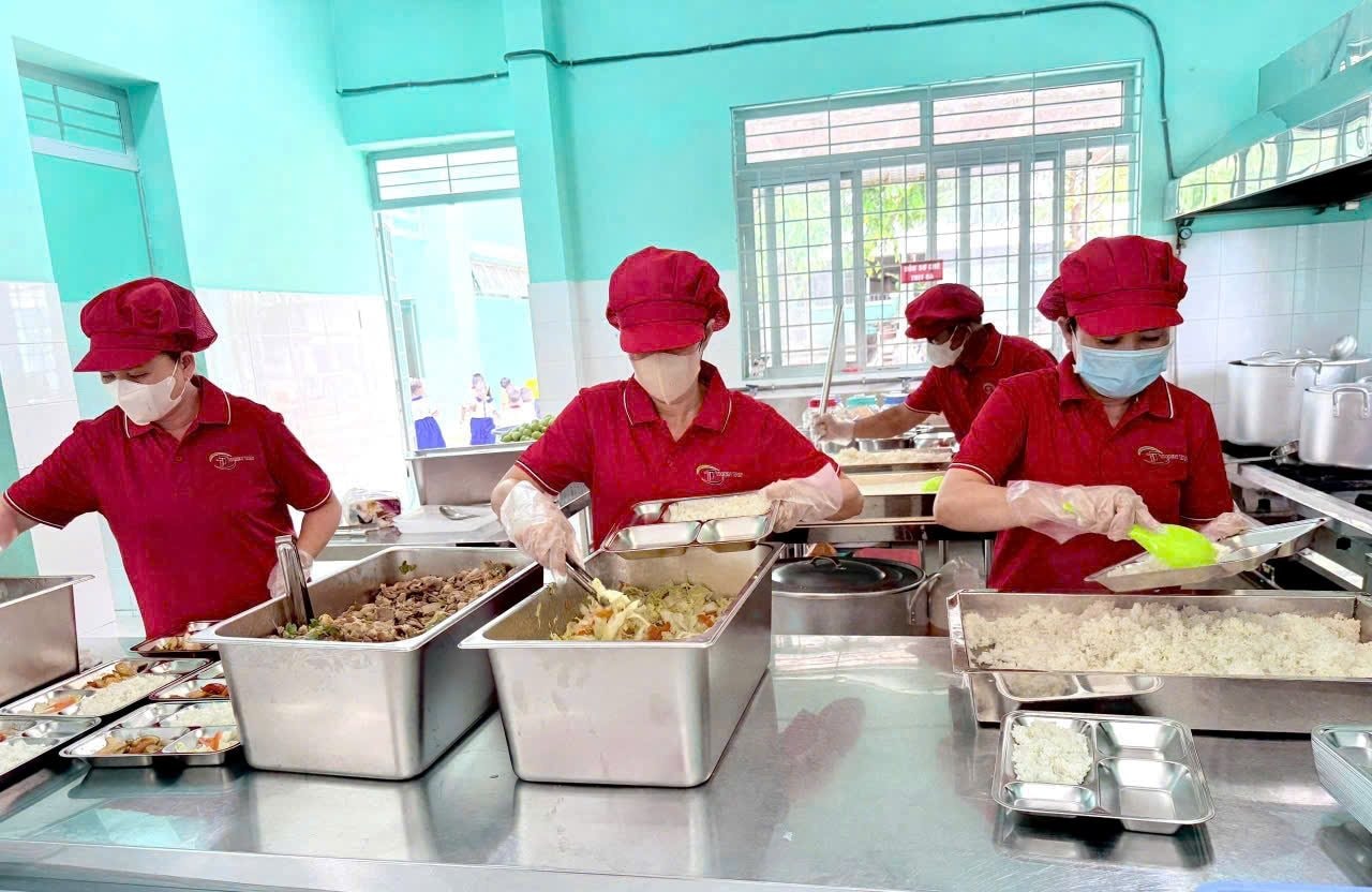 hinh-3-doi-ngu-nhan-su-thien-tan-chuan-bi-cac-suat-an-cong-nghiep-dam-bao-tieu-chuan-an-toan-thuc-pham.jpg