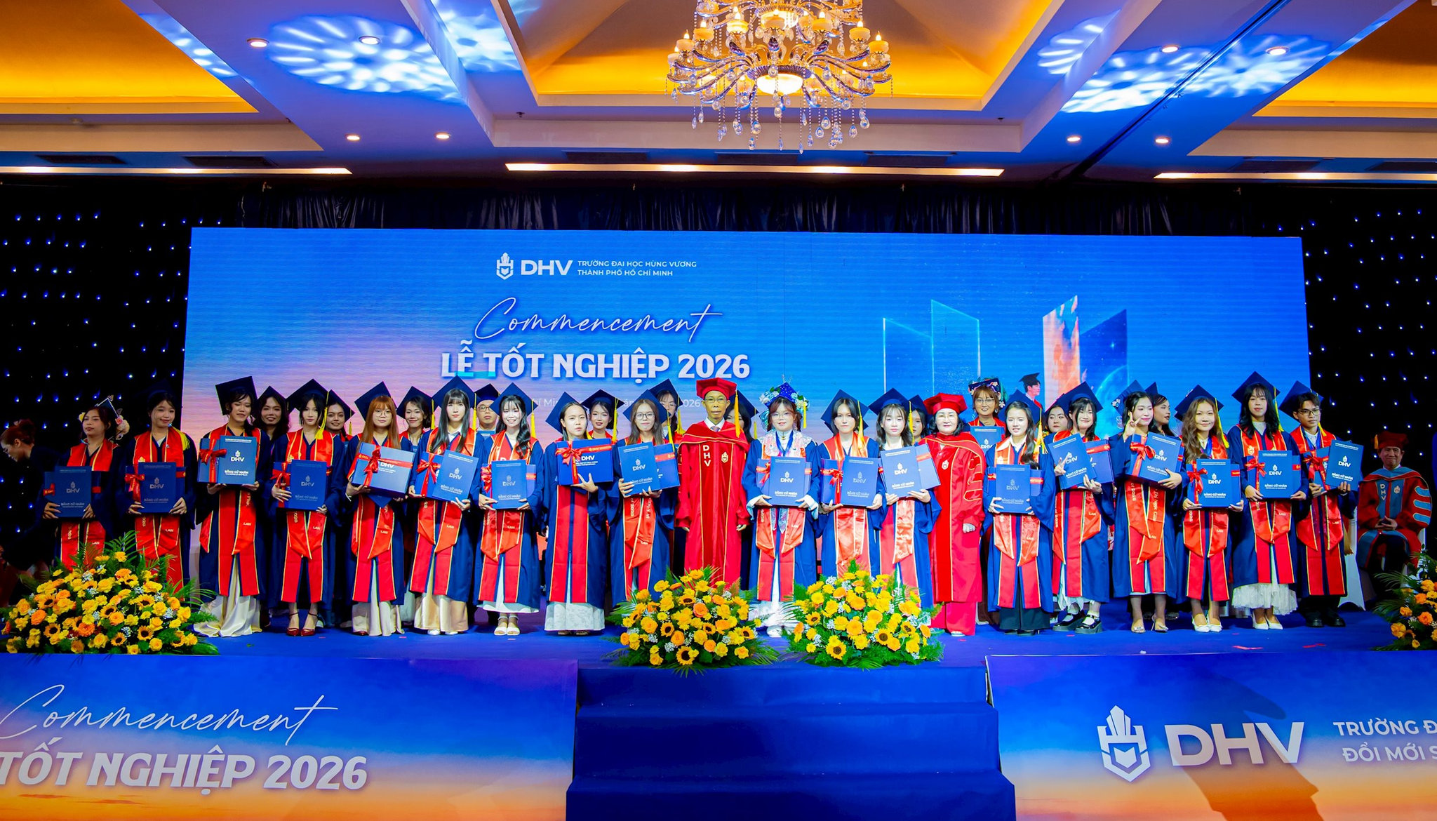 dhv-vinh-danh-tan-cu-nhan-5.jpg