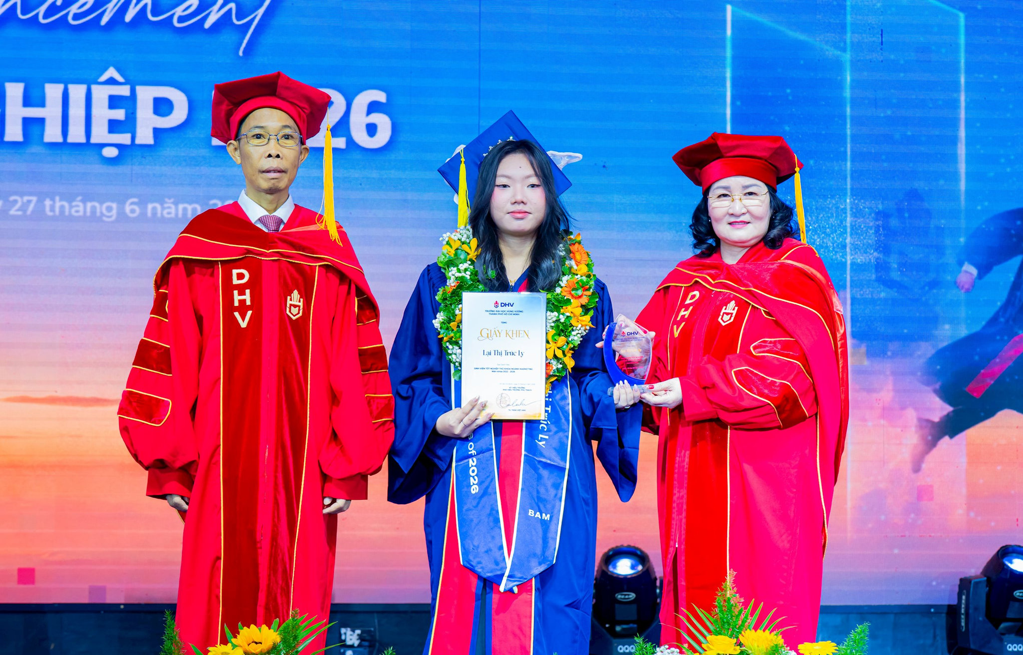 dhv-vinh-danh-tan-cu-nhan-6.jpg