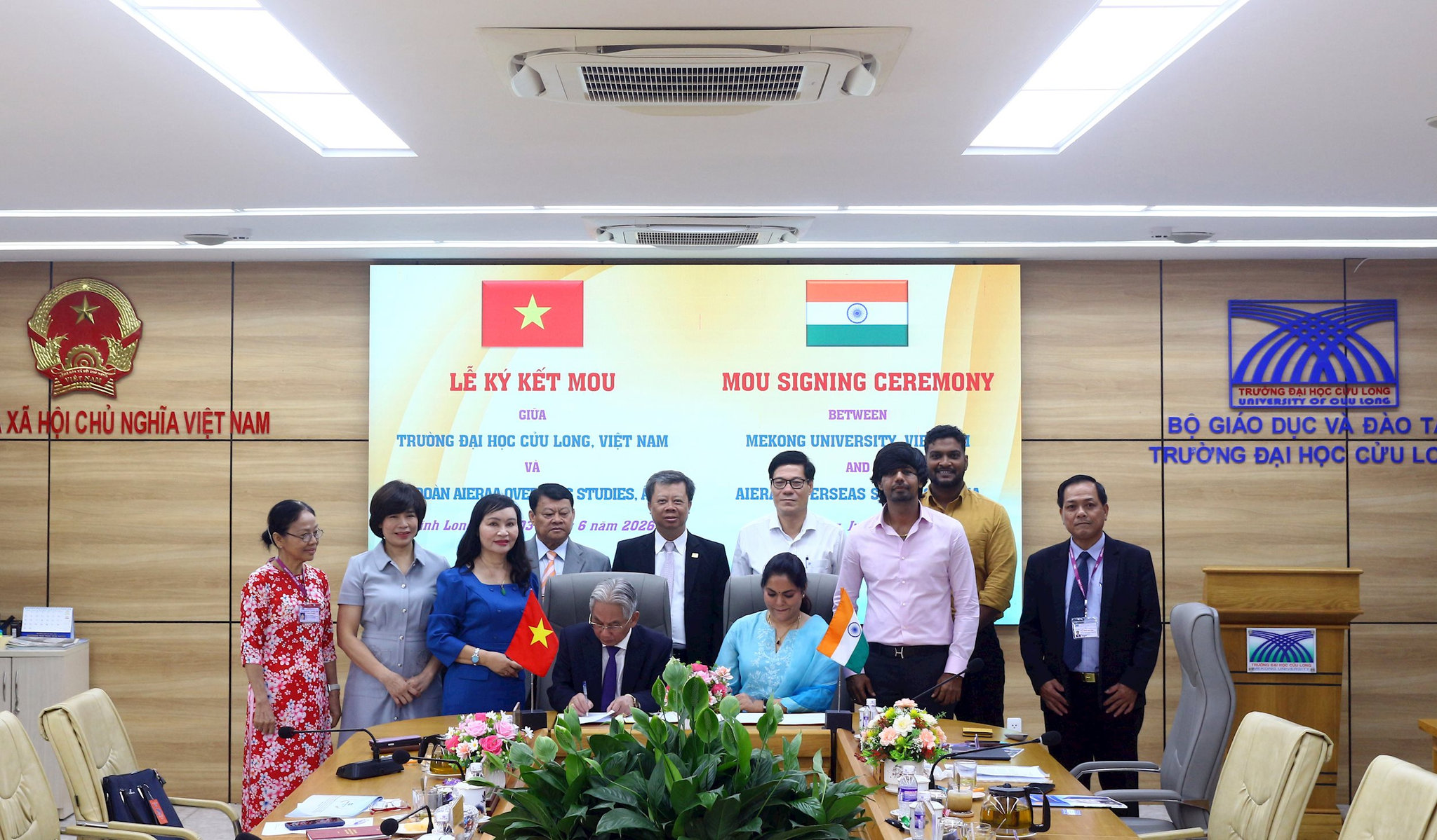 2-lanh-dao-truong-dai-hoc-cuu-long-va-lanh-dao-tap-doan-aieraa-overseas-studies-an-do-thuc-hien-nghi-thuc-ky-ban-ghi-nho-hop-tac-dao-tao-bac-si-danh-cho-sinh-vien-an-do-tai-truong-dh-cuu-long.jpg