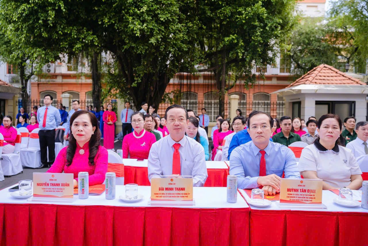 cac-dai-bieu-tham-du.jpg