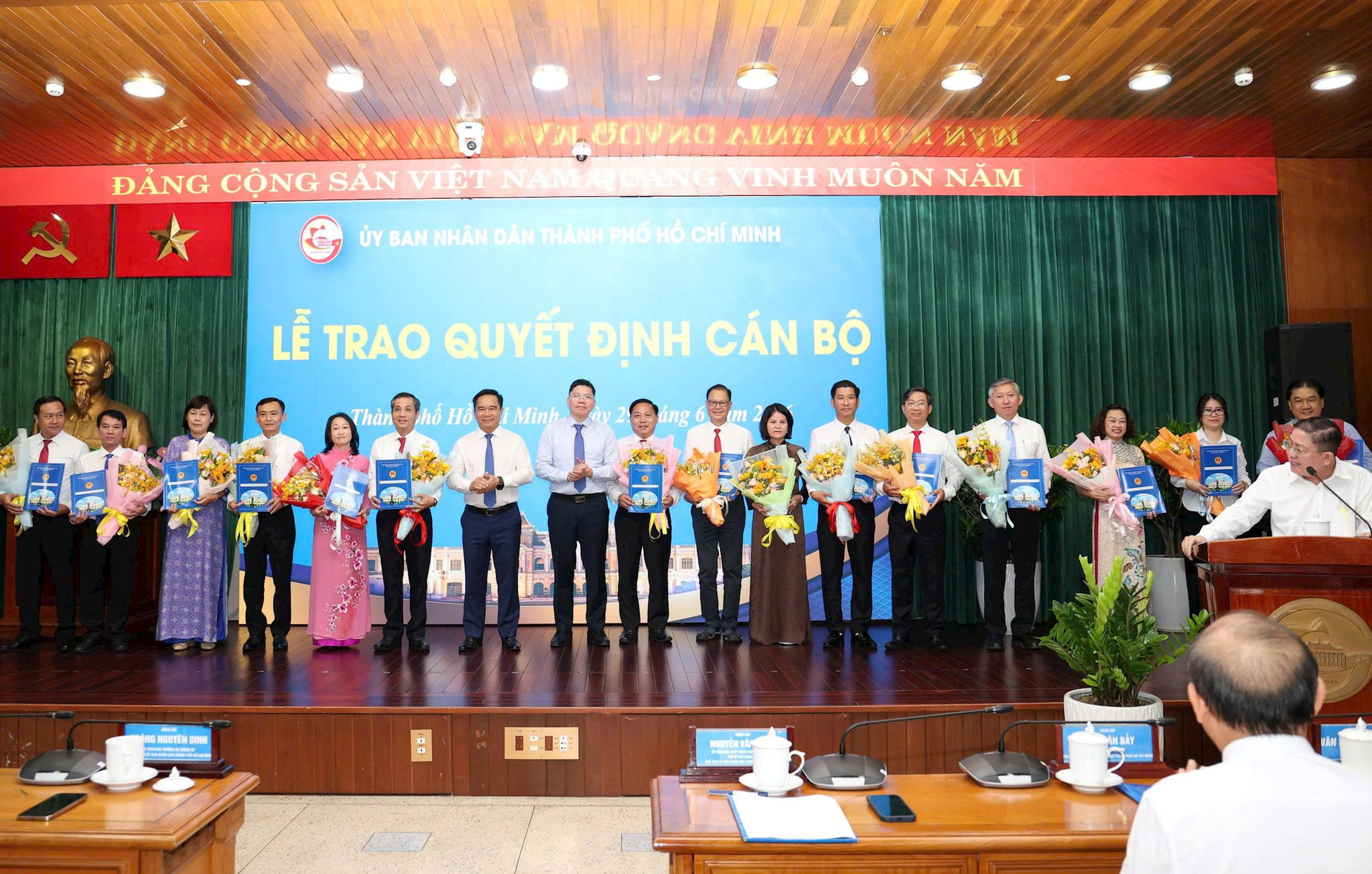 trao-quyet-dinh-3.jpg