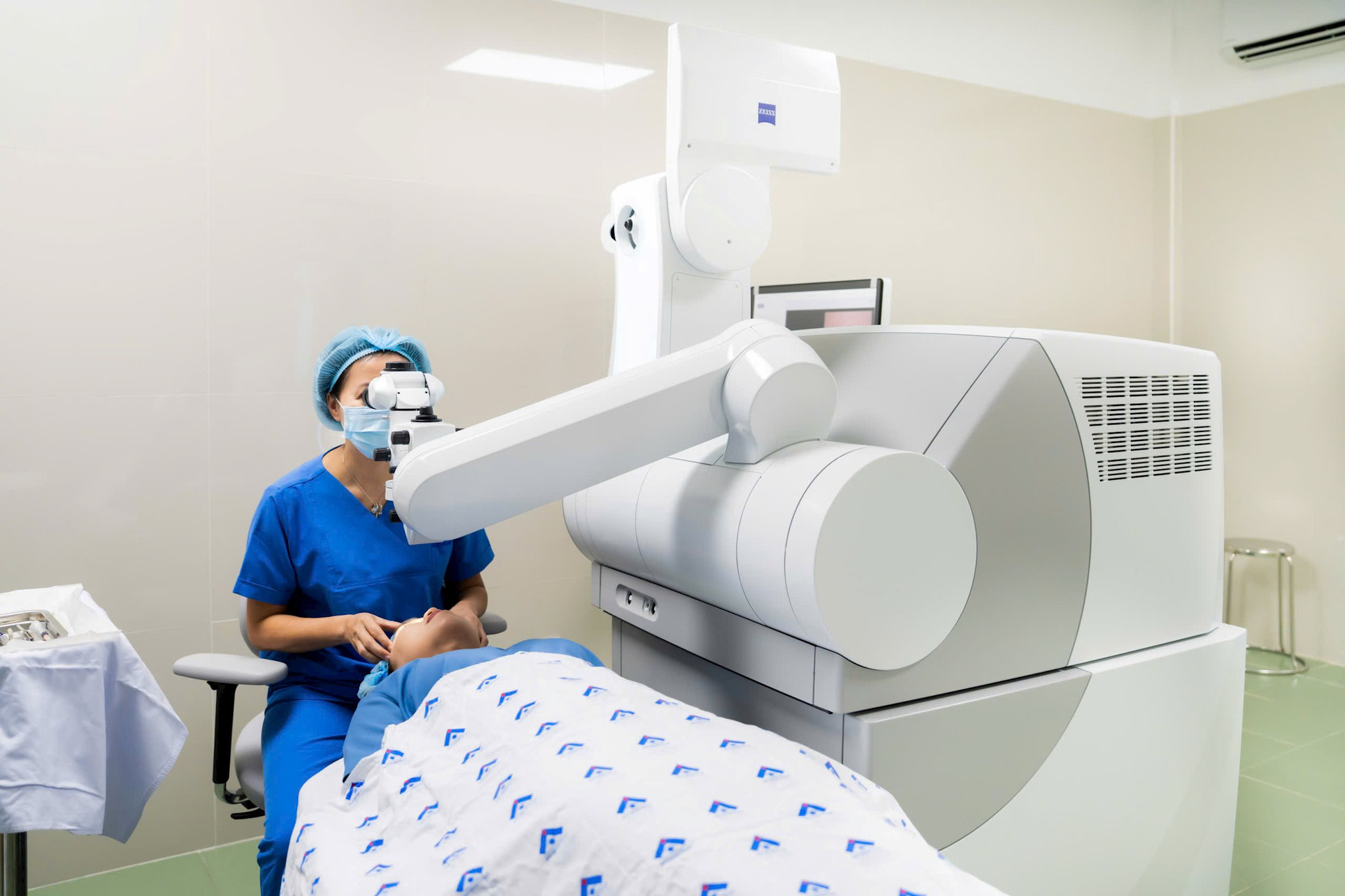 he-thong-ptkx-femtosecond-laser-zeiss-visumax-800.jpg