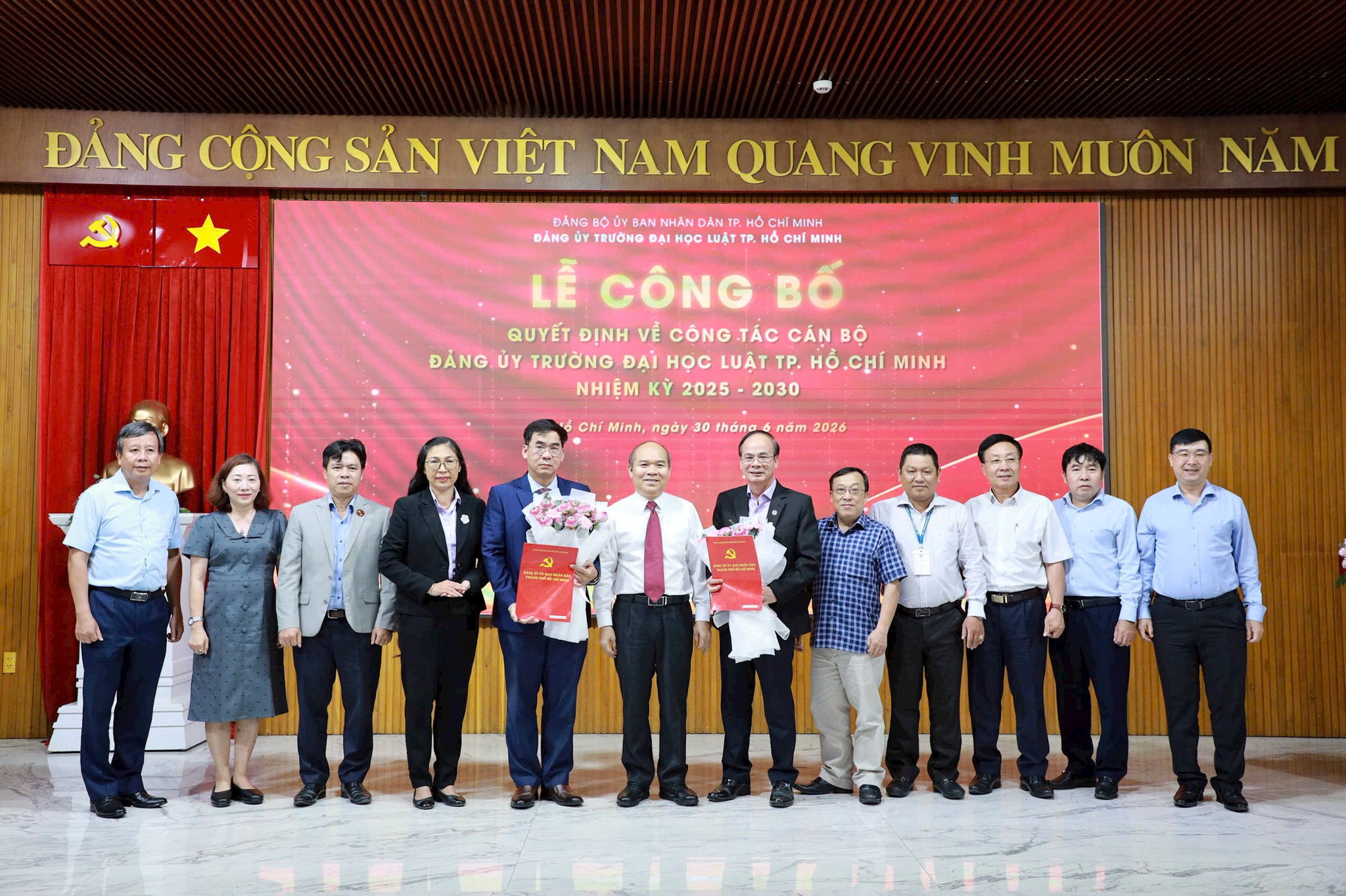 lanh-dao-thanh-pho-chup-hinh-cung-dang-uy.jpg