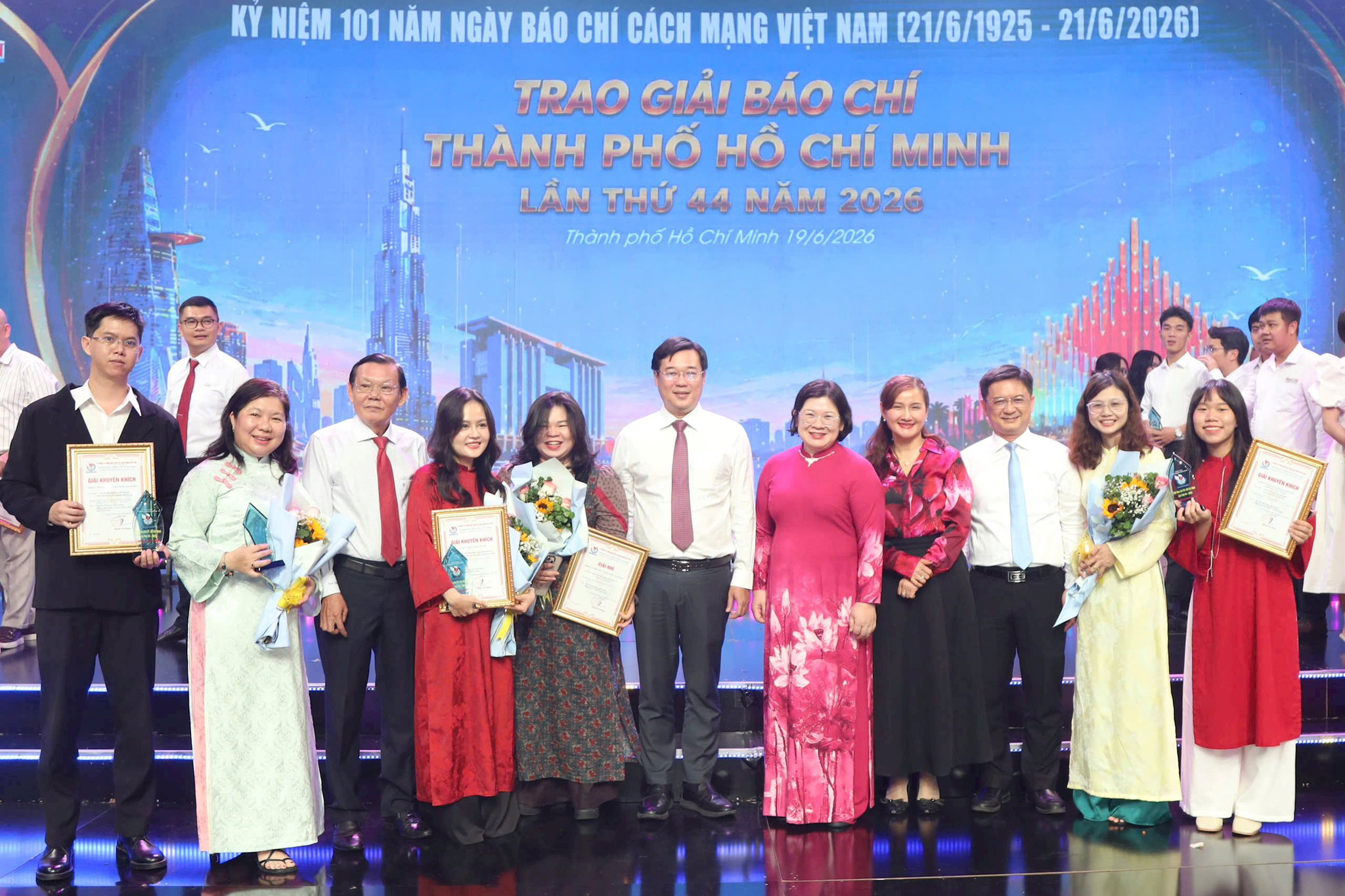 lanh-dao-tp.hcm-chup-hinh-cung-doi-ngu-tap-chi-khoa-hoc-pho-thong-tai-buoi-trao-giai..jpg