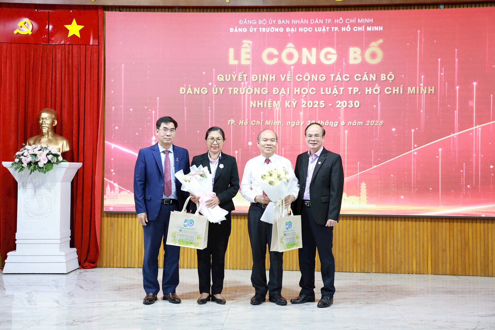 lanh-dao-truong-tang-hoa-cam-on-cac-dai-bieu.jpg