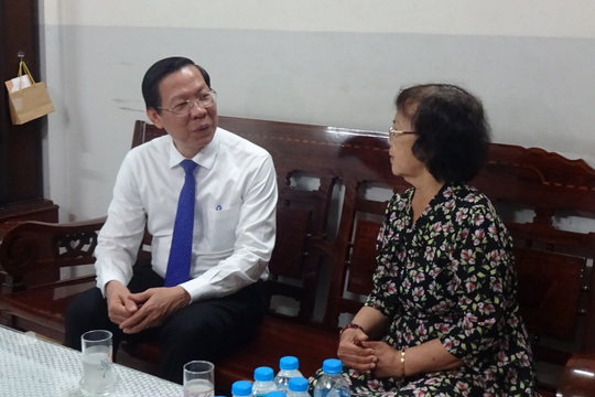 Chủ tịch UBND TP.HCM Phan Văn Mãi thăm nhà giáo tiêu biểu