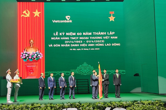 Thủ tướng Phạm Minh Chính trao danh hiệu Anh hùng lao động cho Vietcombank