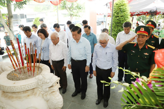 Trưởng Ban Tuyên giáo Trung ương dâng hương tại Bia tưởng niệm Liệt sĩ suối Mạch Máng