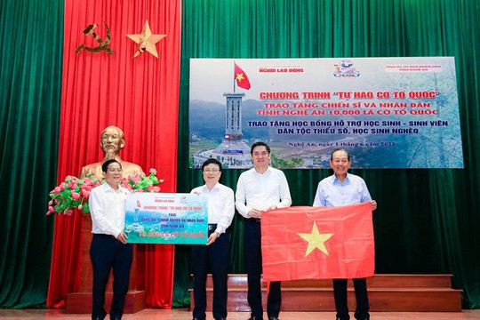 Trao 10.000 lá cờ Tổ quốc và 250 triệu đồng học bổng, quỹ khuyến học tại Nghệ An