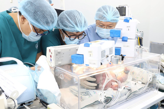 Sản - nhi phối hợp đặt nội khí quản trước khi em bé ra khỏi tử cung mẹ