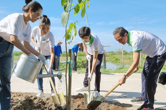 Hoa hậu Thanh Hà trồng cây, dọn rác cùng người dân Cần Giờ