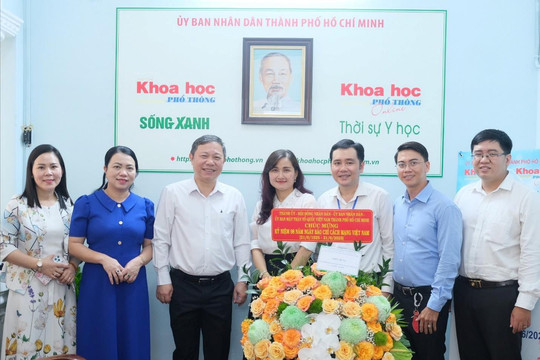 Phó Chủ tịch UBND TP.HCM thăm, chúc mừng Tạp chí Khoa học phổ thông