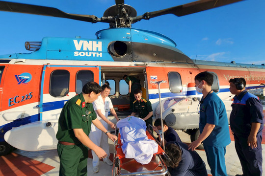 Cấp cứu đường không đưa ngư dân bệnh nặng từ đảo Phan Vinh về đất liền điều trị