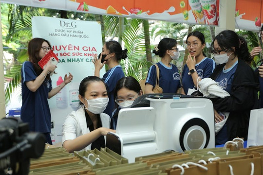 Trường Đại học Quốc tế Hồng Bàng khám sức khỏe miễn phí cho học sinh