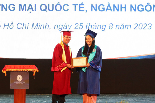 Trường ĐH Luật TP.HCM trao bằng tốt nghiệp cho 1482 tân cử nhân