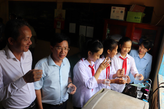 Công ty CP cấp nước Phú Hòa Tân trao tặng 6 trụ nước tại vòi ở Bến Tre