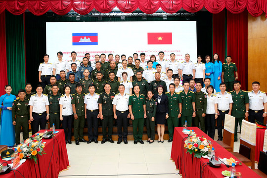Sĩ quan trẻ Campuchia giao lưu với Tổng công ty Tân Cảng Sài Gòn