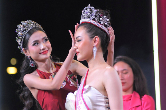 Hoa hậu Thanh Hà nói gì về tranh cãi khi chấm thi nhan sắc ở tuổi 19