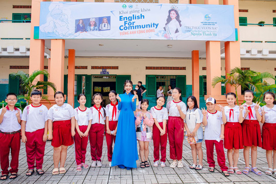 Hoa hậu Nguyễn Thanh Hà mang "Tiếng Anh cộng đồng" đến với người dân quận Bình Tân