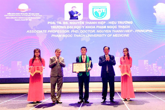 Hiệu trưởng Trường ĐH Y khoa Phạm Ngọc Thạch được vinh danh TOP 100 nhà quản lý xuất sắc hội nhập quốc tế
