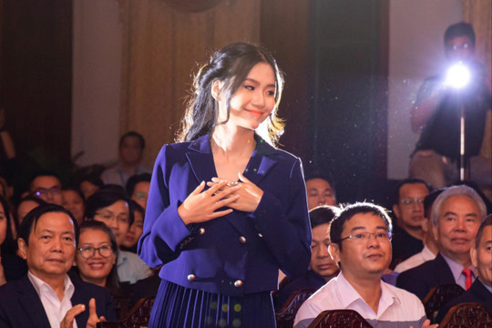 Hoa hậu Thanh Hà chúc mừng các doanh nhân truyền cảm hứng