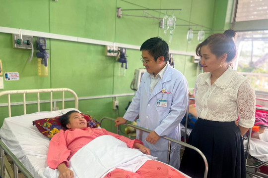 Cô gái “hồi sinh” nhờ bàn tay vàng các bác sĩ Bệnh viện Chợ Rẫy xuất viện