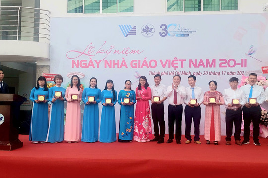 Phó Chủ tịch UBND TP.HCM dự lễ kỷ niệm Ngày Nhà giáo Việt Nam tại Trường PT Năng khiếu
