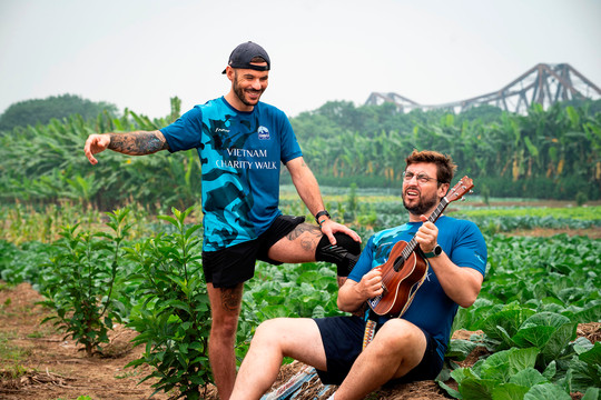 Bộ đôi người Úc và Ai-len đi bộ 2,000km để thay đổi cuộc sống cho trẻ em