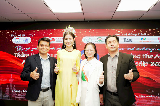 Hoa hậu Thanh Hà rạng rỡ giao lưu cùng bạn bè quốc tế