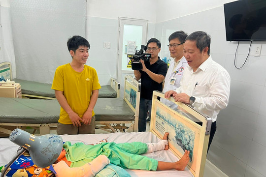 Phó Chủ tịch UBND TP.HCM khen thưởng Bệnh viện Chấn thương Chỉnh hình đã hồi sinh cánh tay đứt lìa cho em bé 5 tuổi
