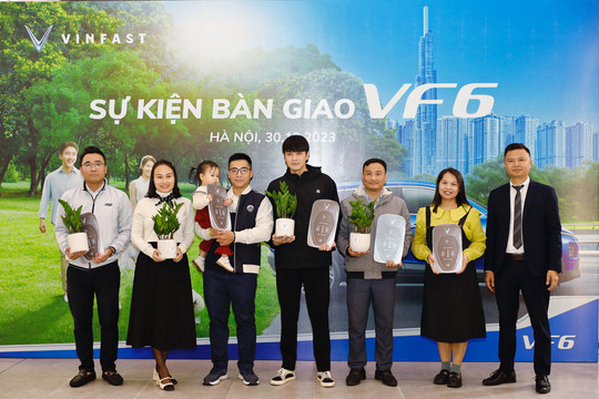 VinFast bàn giao lô xe điện thông minh VF 6 đầu tiên cho khách hàng