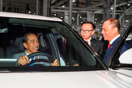 Tổng thống Indonesia thăm Tổ hợp Nhà máy sản xuất ô tô, xe máy điện VinFast tại Hải Phòng