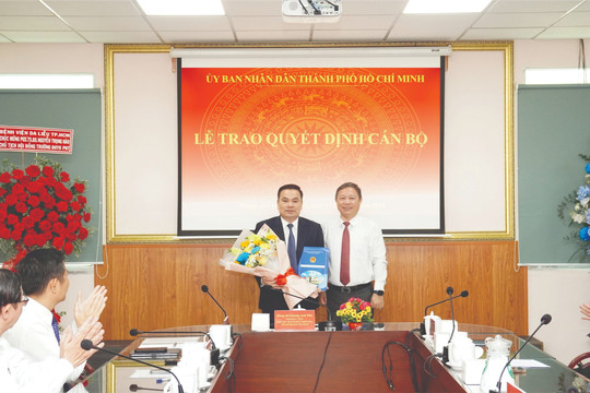Phó Chủ tịch UBND TP.HCM trao quyết định Chủ tịch Hội đồng trường Trường ĐH Y khoa Phạm Ngọc Thạch