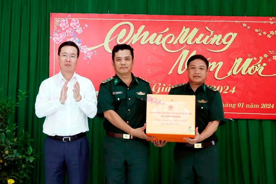 Chủ tịch nước Võ Văn Thưởng chúc Tết và tặng quà bộ đội biên phòng Kiên Giang