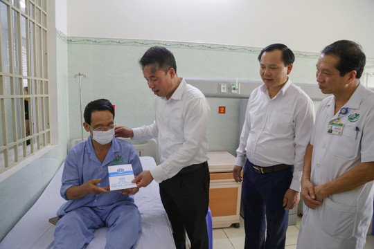 Bệnh nhân nghèo tại TP.HCM và Bà Rịa - Vũng Tàu được tặng sổ BHXH, thẻ BHYT và quà Tết